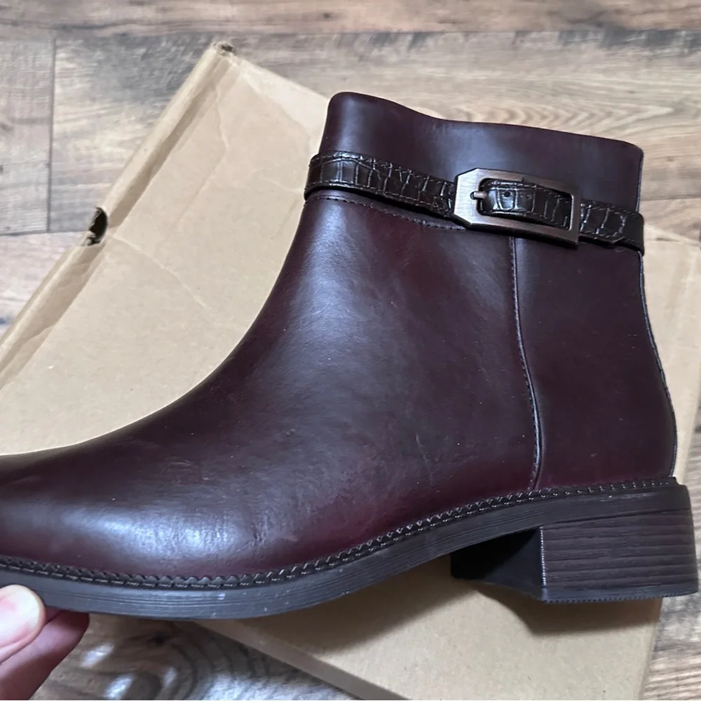 Clark’s Elegant Size 11 Ankle Boots‎ dark burgundy (look brown in some lights)